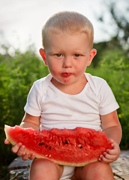 Lilla barnet äta vattenmelon utomhus — Stockfoto