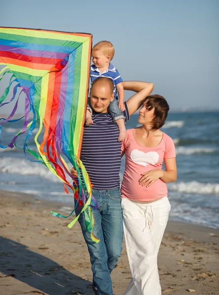 Familjevandring vid havet — Stockfoto