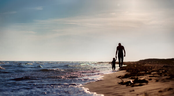 Pai e filho para o mar ao pôr do sol — Fotografia de Stock