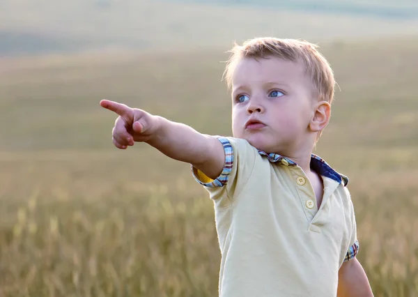 Der Junge zeigt mit dem Finger nach oben — Stockfoto