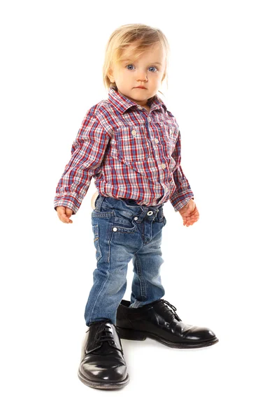 Pequeño bebé en zapatos de padre —  Fotos de Stock