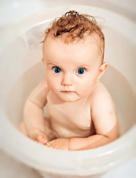 Küçük bebek alarak banyo - Stok İmaj