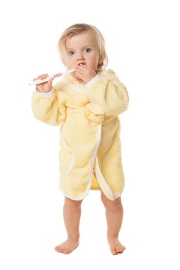 küçük kız izole dişlerini fırçalama