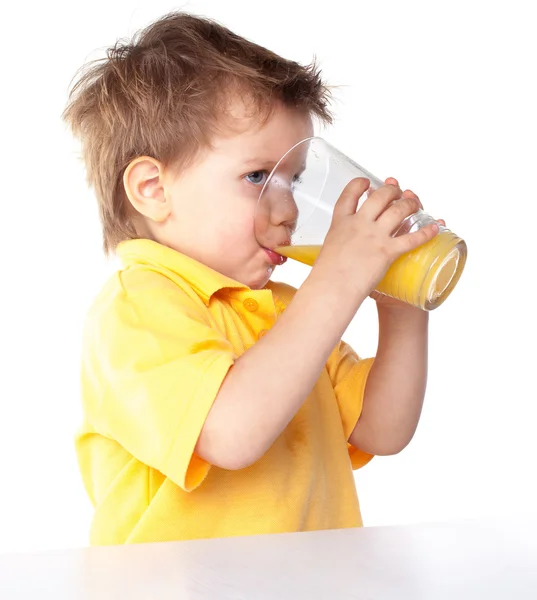 Liten pojke dricka saft — Stockfoto