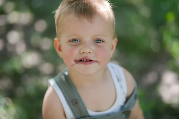 Lilla pojken äta bär — Stockfoto