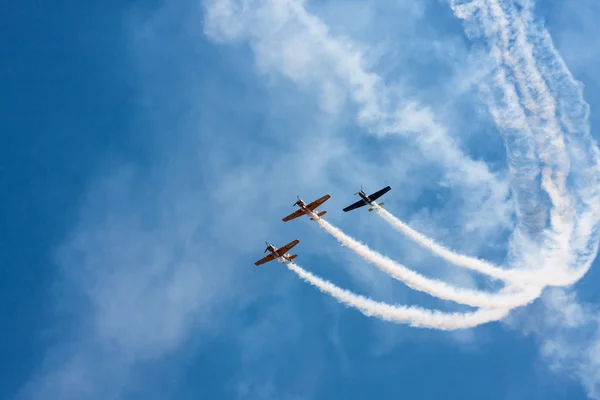 El Equipo Aerobático Rumano (Iacarii Acrobati) y Jurgis Kairys actúan en la exhibición aérea de Suceava —  Fotos de Stock