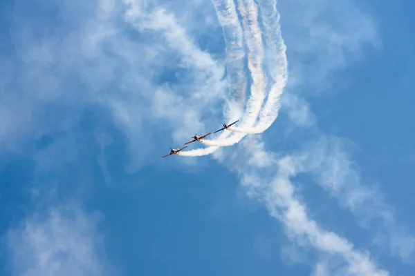罗马尼亚的特技飞行队 (Iacarii Acrobati) 和吉斯凯瑞斯执行苏恰瓦航展 — 图库照片