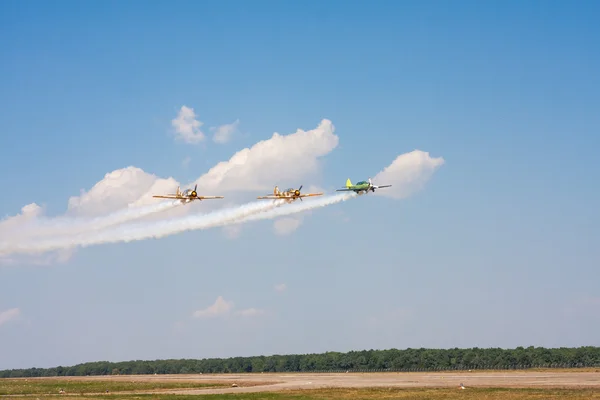 El Equipo Aerobático Rumano (Iacarii Acrobati) y Jurgis Kairys actúan en la exhibición aérea de Suceava —  Fotos de Stock