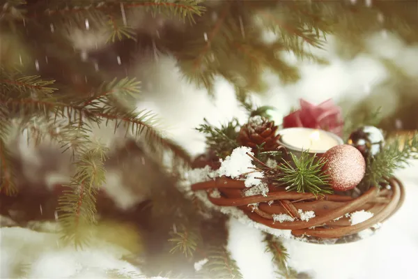 Christmas candle and wreath. — Stock Photo, Image
