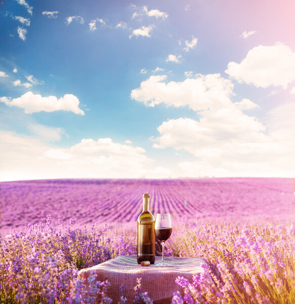 Бутылка красного вина и бокал
.