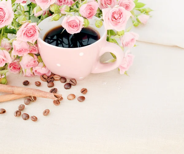 Tazza di caffè nero e rosa rossa . — Foto Stock