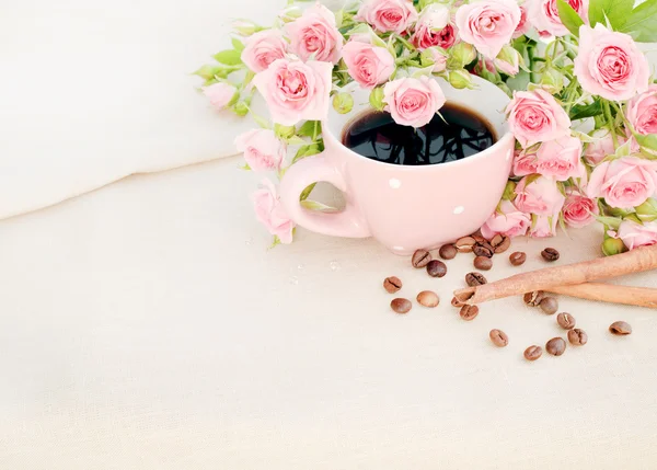 Tasse de café noir et rose rouge . — Photo