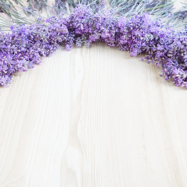 Lavanda su una scrivania di legno . — Foto Stock