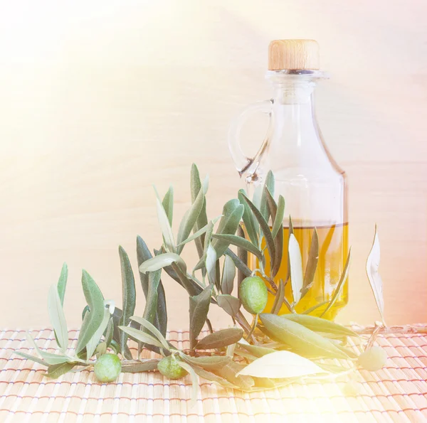 Glasflasche Olivenöl. — Stockfoto
