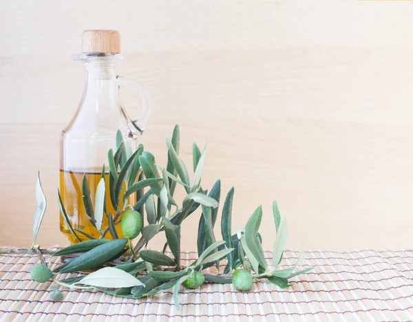 Glasflasche Olivenöl. — Stockfoto