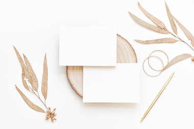 Yazın düzenlenmiş düğün masaüstü kırtasiyesi modeli. Boş bir tebrik ve davetiye kartı. Boş alanlı yeşil tropikal yapraklar.