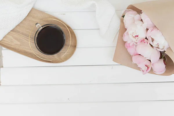 Σύνθεση ανοιξιάτικη με ροζ τουλίπες σε ξύλινο φόντο. Επίπεδη lay floral πλαίσιο και λευκό ύφασμα. Κάτοψη περιγράμματος. — Φωτογραφία Αρχείου