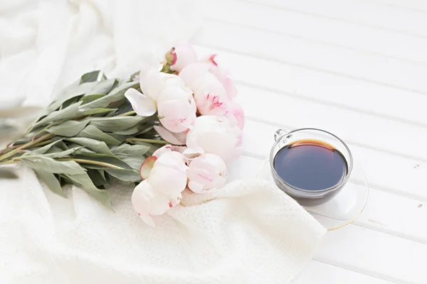 Composição com estilo com tulipas rosa e xícara de café em fundo de madeira. Flat lay floral frame e branco têxtil. Vista superior da fronteira. — Fotografia de Stock