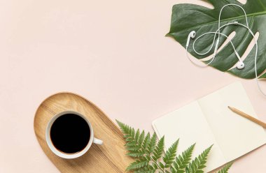 Tropik çalışma alanı konsepti. Not defteri ve tropik palmiye yaprakları. Model sunum çalışma yeri.