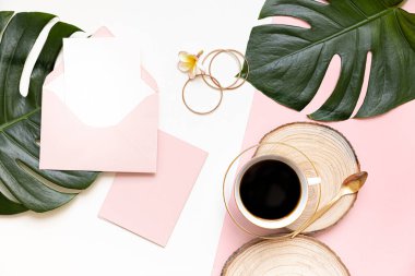 Yazın düzenlenmiş düğün masaüstü kırtasiyesi modeli. Boş bir tebrik ve davetiye kartı. Boş alanlı yeşil tropikal yapraklar.