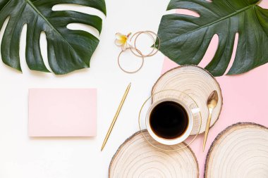 Yazın düzenlenmiş düğün masaüstü kırtasiyesi modeli. Boş bir tebrik ve davetiye kartı. Boş alanlı yeşil tropikal yapraklar.