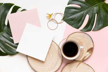 Yazın düzenlenmiş düğün masaüstü kırtasiyesi modeli. Boş bir tebrik ve davetiye kartı. Boş alanlı yeşil tropikal yapraklar.