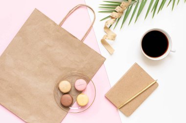 Poşetli ve tropikal yapraklı düz konsept. Zarif aksesuarları olan zarif bir kompozisyon.