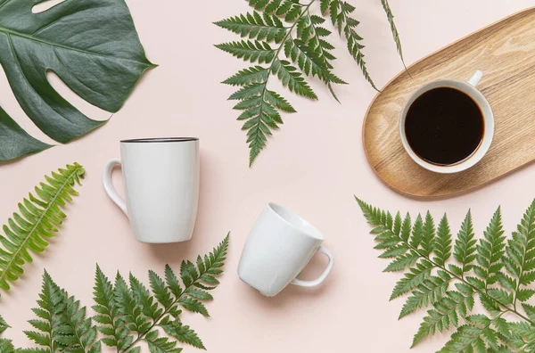 Tropische Mockup weiße Tasse vorhanden. Stylisiertes Sommerkonzept. — Stockfoto