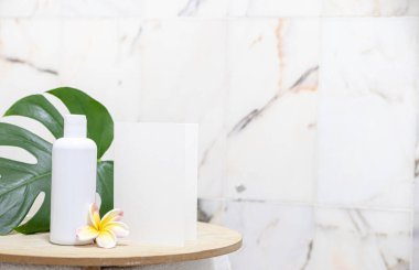 Tropik model kart. Tarz ev dekorasyonu. Beyaz şişe losyonu.