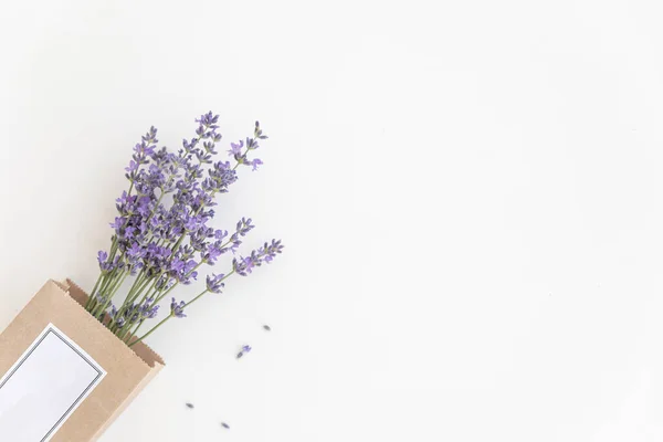 Λεβάντα ανθοδέσμες σε ένα απομονωμένο φόντο. Μοβ λουλούδια. — Φωτογραφία Αρχείου