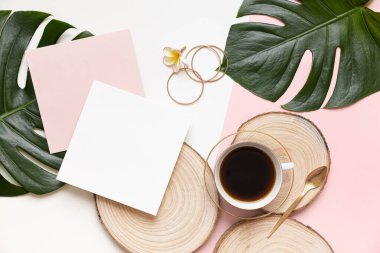 Yazın düzenlenmiş düğün masaüstü kırtasiyesi modeli. Boş bir tebrik ve davetiye kartı. Boş alanlı yeşil tropikal yapraklar.