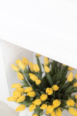 Evin içinde bir buket taze lale var..