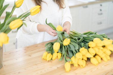 Çiçekçi güzel bir buket lale yapar..