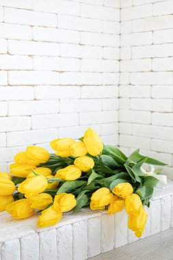 Evin içinde bir buket taze lale var..