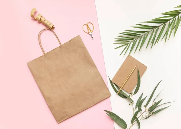 Flat Lay conceito de compras com saco de papel e folhas tropicais. Composição elegante com acessórios elegantes. — Fotografia de Stock