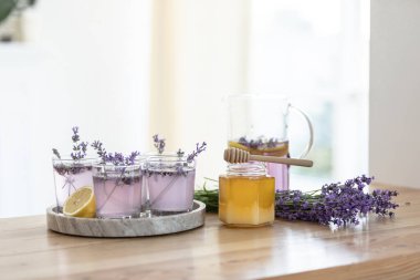 Bal ve lavanta buketleri. Virüs tedavisi konsepti. Tahta masa..