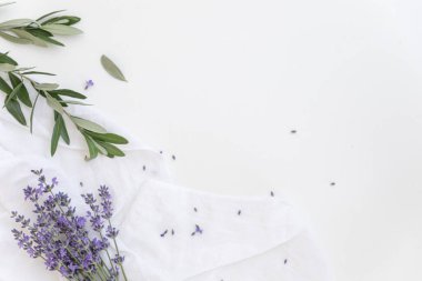 Lavanta çiçekleri. Düz konsept deri bakımı. Lavend ile hafif arkaplan.