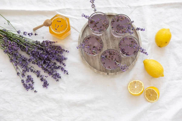 Bouquets de miel et de lavande. Concept de traitement du virus. Table en bois. — Photo