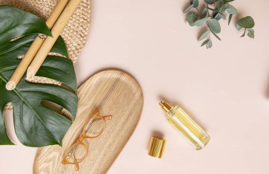 Canlı arkaplanda tropikal yapraklar. Yaz düzlüğü kompozisyonu.