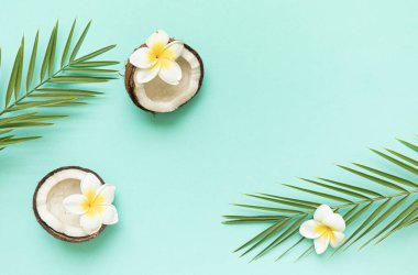 Hindistan cevizi ve palmiye yapraklı tropikal arkaplan.