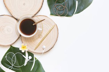 Canlı arkaplanda tropikal yapraklar. Yaz düzlüğü kompozisyonu.