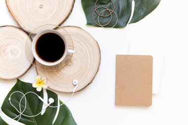 Tropik çalışma alanı konsepti. Not defteri ve tropik palmiye yaprakları. Model sunum çalışma yeri.