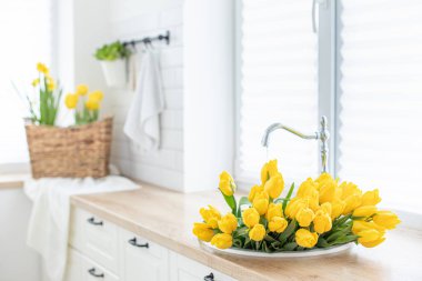 Mutfağın içinde bir buket taze lale var..