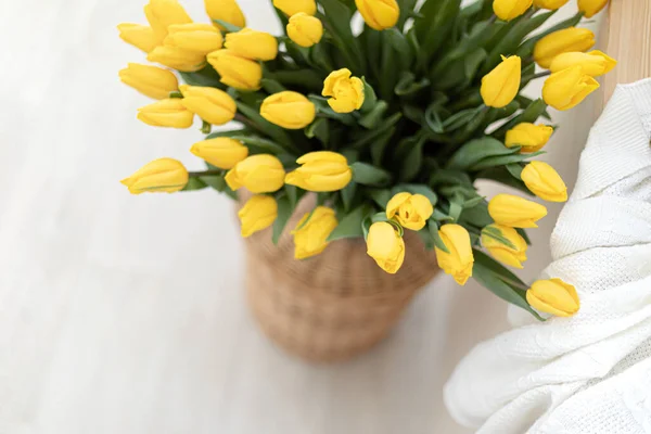 Home interior with a fresh bouquet of tulips. — Stock Photo, Image