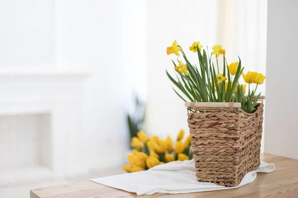 Intérieur de la cuisine avec un bouquet frais de tulipes. — Photo