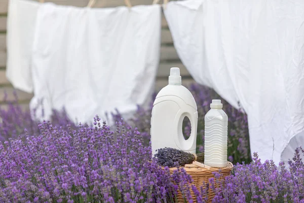 Stofverzachter met lavendelgeur. Parfum in een veld met paarse bloemen. — Stockfoto