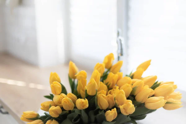 Intérieur de la cuisine avec un bouquet frais de tulipes. — Photo