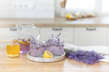 Bal ve lavanta buketleri. Virüs tedavisi konsepti. Tahta masa.