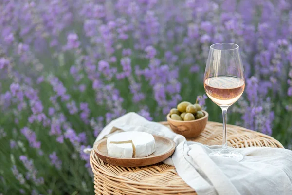 Una Copa Vino Blanco Campo Lavanda Flores Violetas Fondo — Foto de Stock