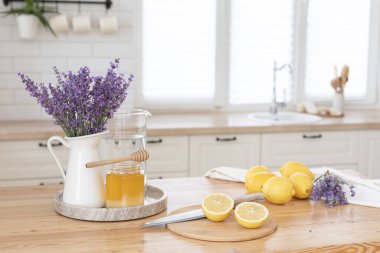 Ferahlatıcı bir yaz içkisi hazırlıyorum. Sağlıklı gıda konsepti.